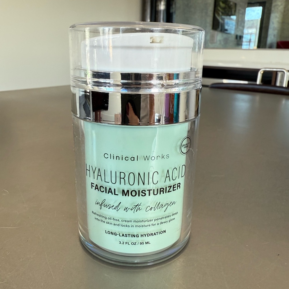 Hyaluronic Acid Facial Moisturizer - Light texture